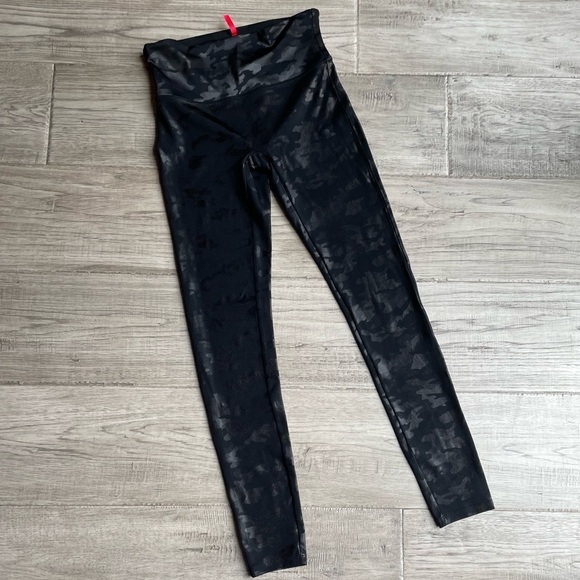 Spanx Faux Leather Camo Leggings In Black With Sheen Contour Stretch Size Medium - Picture 2 of 15